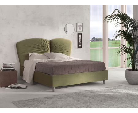 Letto matrimoniale contenitore Cancun con testiera imbottita a motivo drappeggiato, piedini conici in metallo e struttura in tessuto, presentato in una camera da letto moderna. Collezione LoveKasa