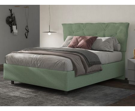 Letto con contenitore e giroletto dritto “Fantasia” della collezione LoveKasa, con rivestimento color Verde Salvia, visto lateralmente in una camera moderna con decorazioni minimaliste.