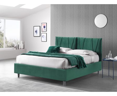 Letto matrimoniale contenitore Dublino con testiera imbottita a motivo a pieghe verticali, piedini conici e struttura in tessuto, presentato in una camera da letto elegante. Collezione LoveKasa