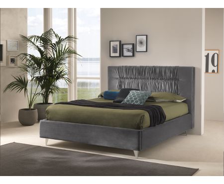 Letto matrimoniale contenitore Antigua con testiera imbottita a motivo drappeggiato, piedini conici in metallo grigio e struttura in tessuto, presentato in una camera da letto elegante. collezione LoveKasa