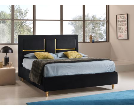 Letto matrimoniale contenitore Aruba con testiera imbottita a motivo geometrico, dettagli dorati, piedini conici in metallo e struttura in tessuto, presentato in una camera da letto moderna. Collezione LoveKasa