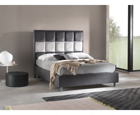 Letto matrimoniale contenitore Costa Rica con testiera imbottita a motivo a pannelli quadrati, piedini conici in metallo grigio e struttura in tessuto, presentato in una camera da letto moderna. Collezione LoveKasa