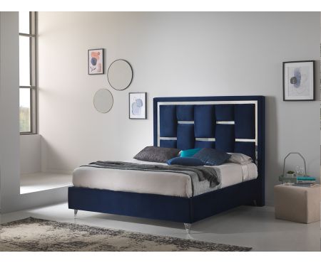 Letto matrimoniale contenitore Las Vegas con testiera imbottita a motivo a pannelli quadrati, piedini conici e struttura in tessuto, presentato in una camera da letto moderna. Collezione LoveKasa