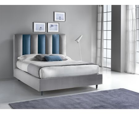 Letto matrimoniale contenitore Parigi 2 con testiera imbottita alta 150 cm a motivo a righe verticali, piedini conici e struttura in tessuto, presentato in una camera da letto moderna. Collezione LoveKasa