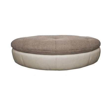 Pouf di forma ovale con una base color crema e un cuscino superiore in tessuto marrone chiaro, parte della collezione 