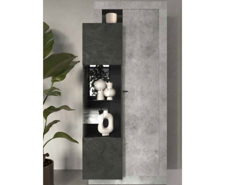 Vetrina moderna a 2 ante della collezione Free di LoveKasa, con finiture sofisticate in Cemento e Piombo, ideale per un'organizzazione elegante e una presentazione di stile nel tuo spazio abitativo.